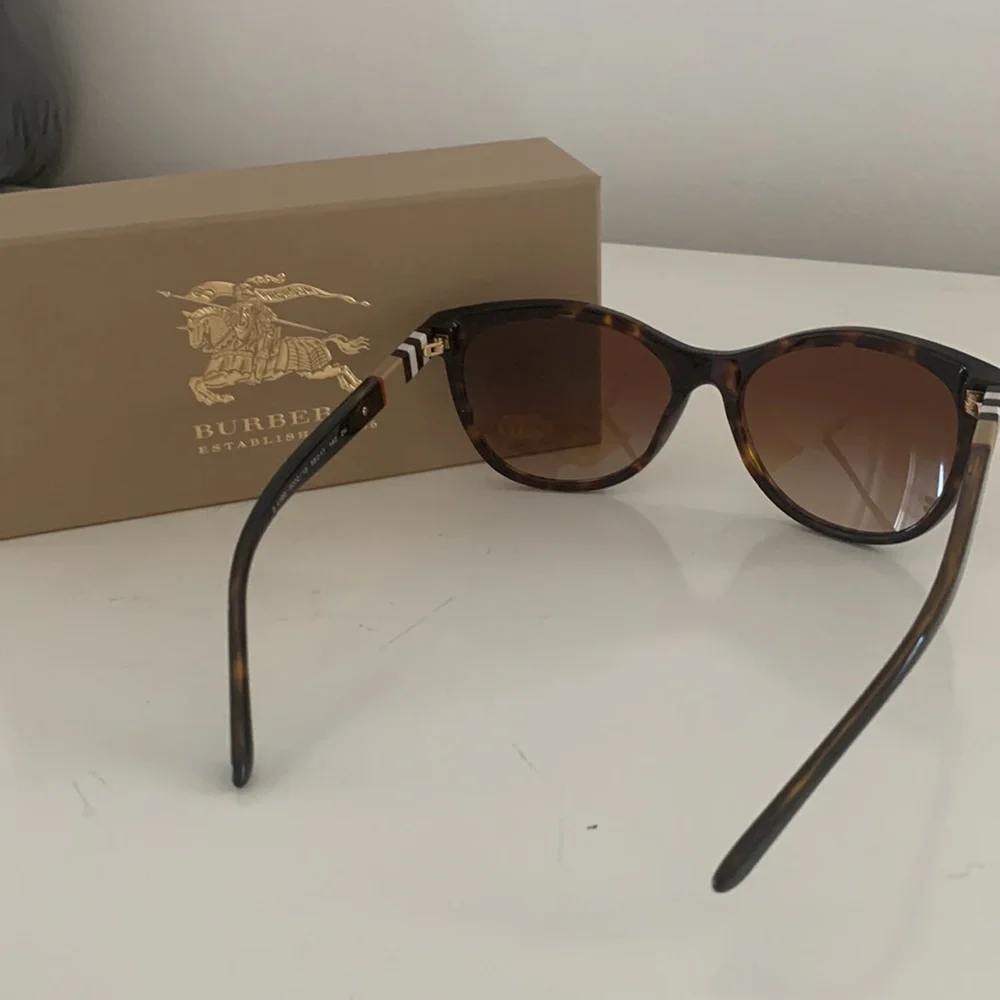 Burberry sunglasses - Picture 3 of 8